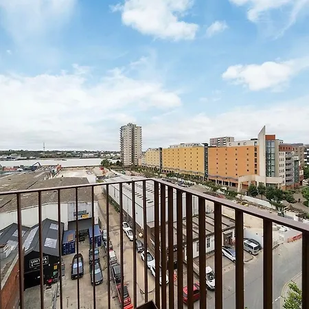 Deluxe Double Bed In Shared Apt Near Canary Wharf, City Airport & O2 Arena With Thames View London Exterior foto