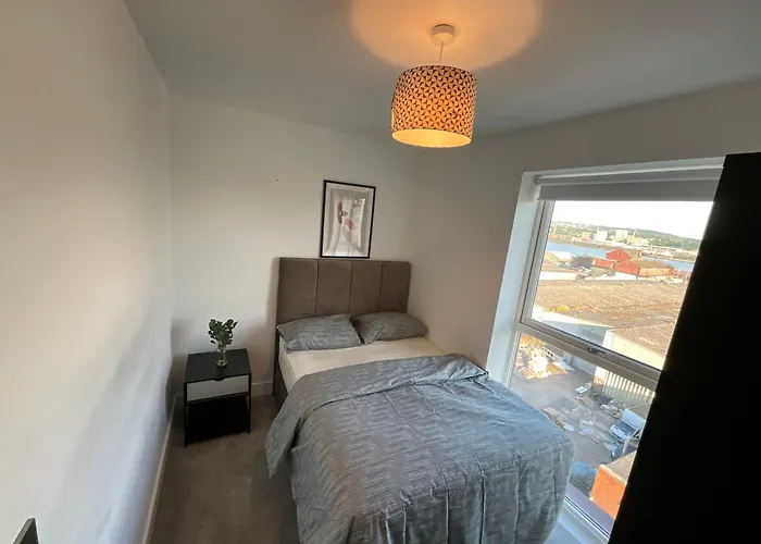 Deluxe Double Bed In Shared Apt Near Canary Wharf, City Airport & O2 Arena With Thames View