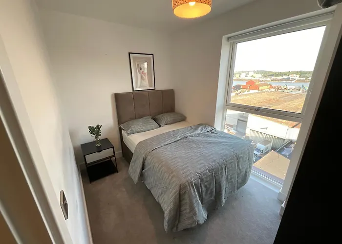 Deluxe Double Bed In Shared Apt Near Canary Wharf, City Airport & O2 Arena With Thames View